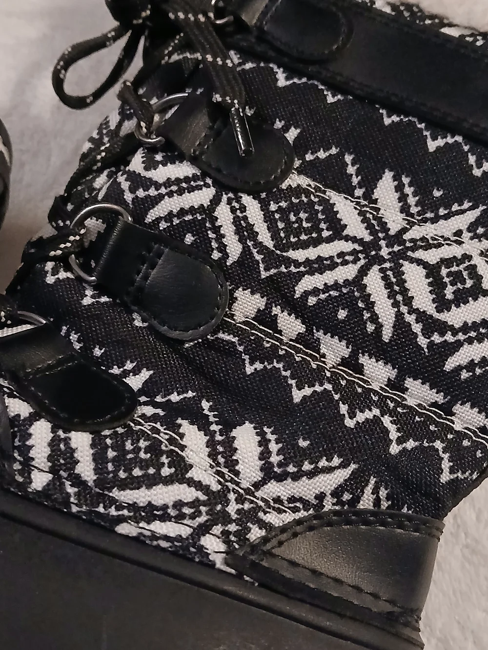 Wonder Nation 3M Thinsulate Black & White Patterned Girls Winter Boots, Size 1